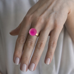 Ring KULA FLUO PINK 15mm Signature ring band gold-plated on model.jpg