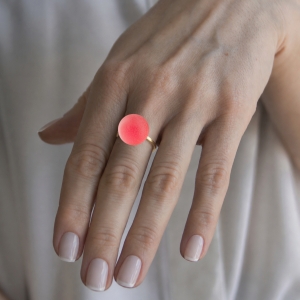 Ring KULA FLUO RED 15mm MINIMAL ring band GOLD-PLATED on model.jpg