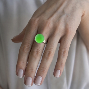 Ring KULA FLUO GREEN 15mm Signature ring band silver on model.jpg