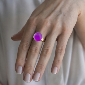 Ring KULA PURPLE 15mm Signature ring band gold-plated on model.jpg