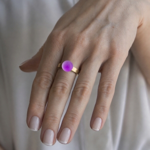 Ring KULA PURPLE 10mm Signature ring band gold-plated on model.jpg