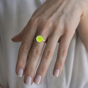 Ring KULA FLUO YELLOW 10mm Minimal ring band GOLD-PLATED on model.jpg