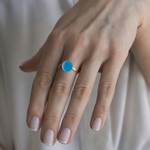 Ring KULA CERULEAN BLUE 10mm Minimal ring band gold-plated on model.jpg